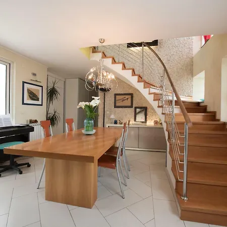 Nirvana Apartment&room Guest house 4*